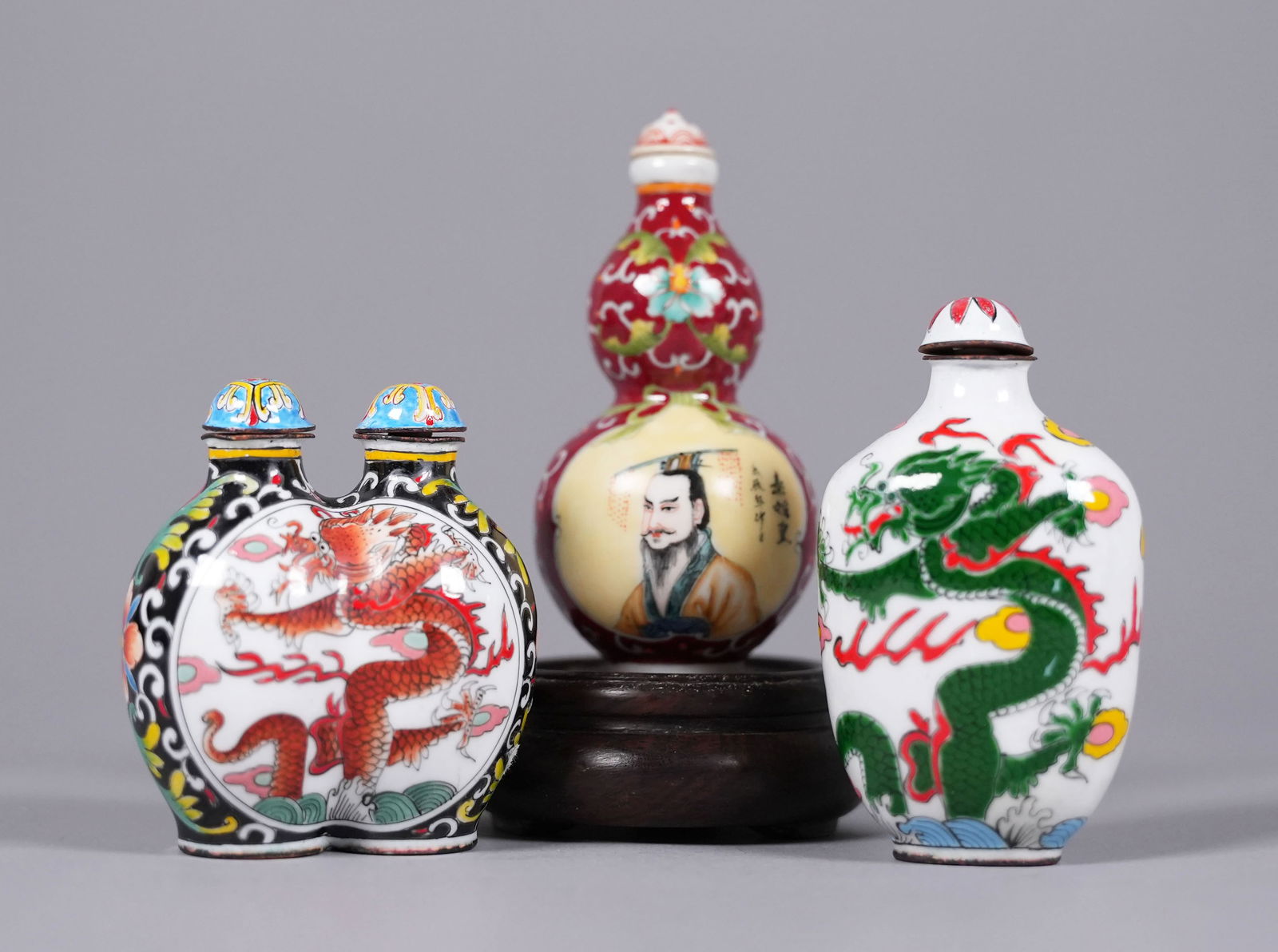 Lots Chinese snuff bottles: Lots Chinese possibly antique snuff bottles.