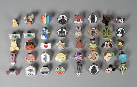 Lots vintage Disney pins