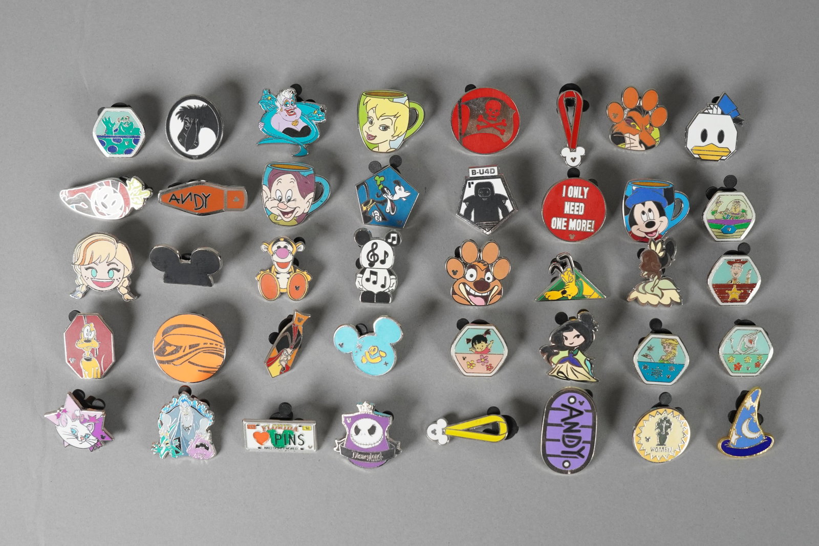 Lots vintage Disney pins: Lots vintage Disney pins, from an estate.