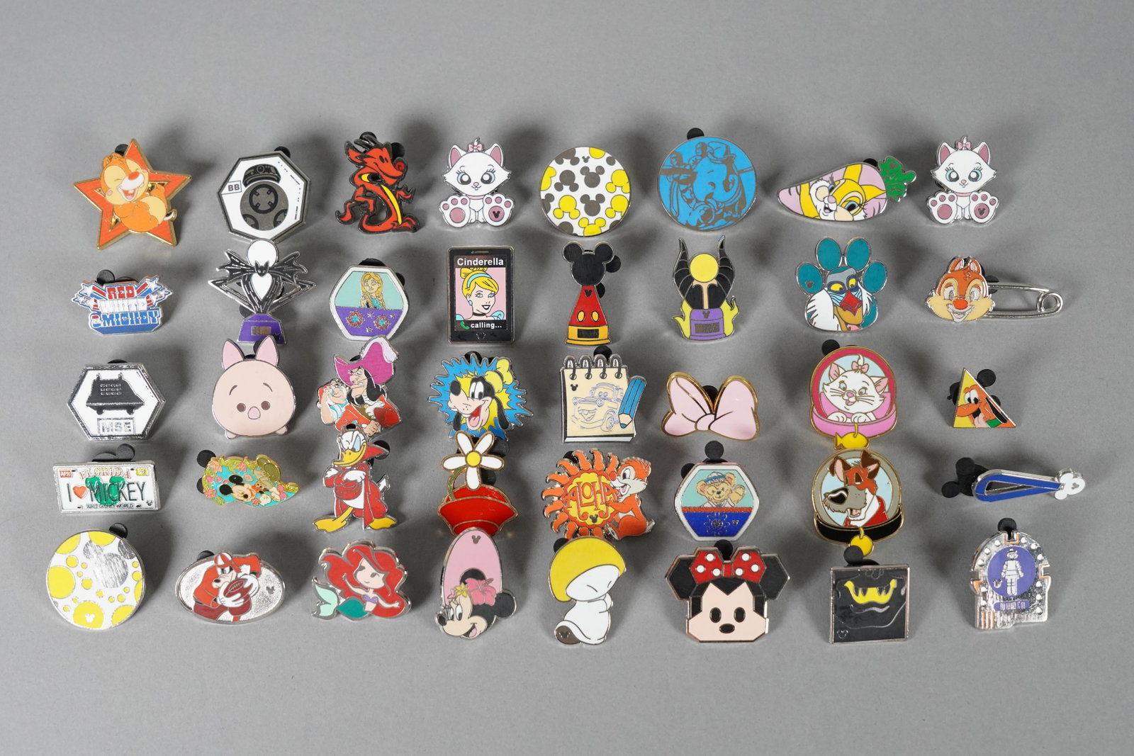 Lots vintage Disney pins: Lots vintage Disney pins, from an estate.