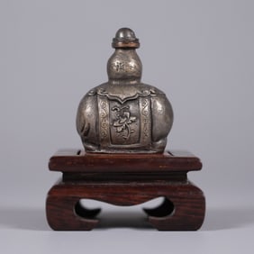 A vintage Chinese snuff bottle