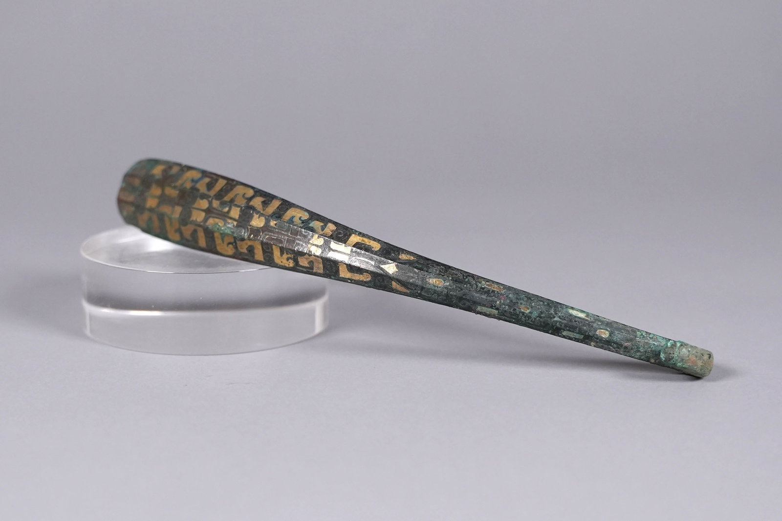 Chinese Warring period bronze belt hook: Chinese important Warring period bronze belt hook, with gold inlaid. From a Japanese estate. Similar piece with the Chicago Museum Art Institue.