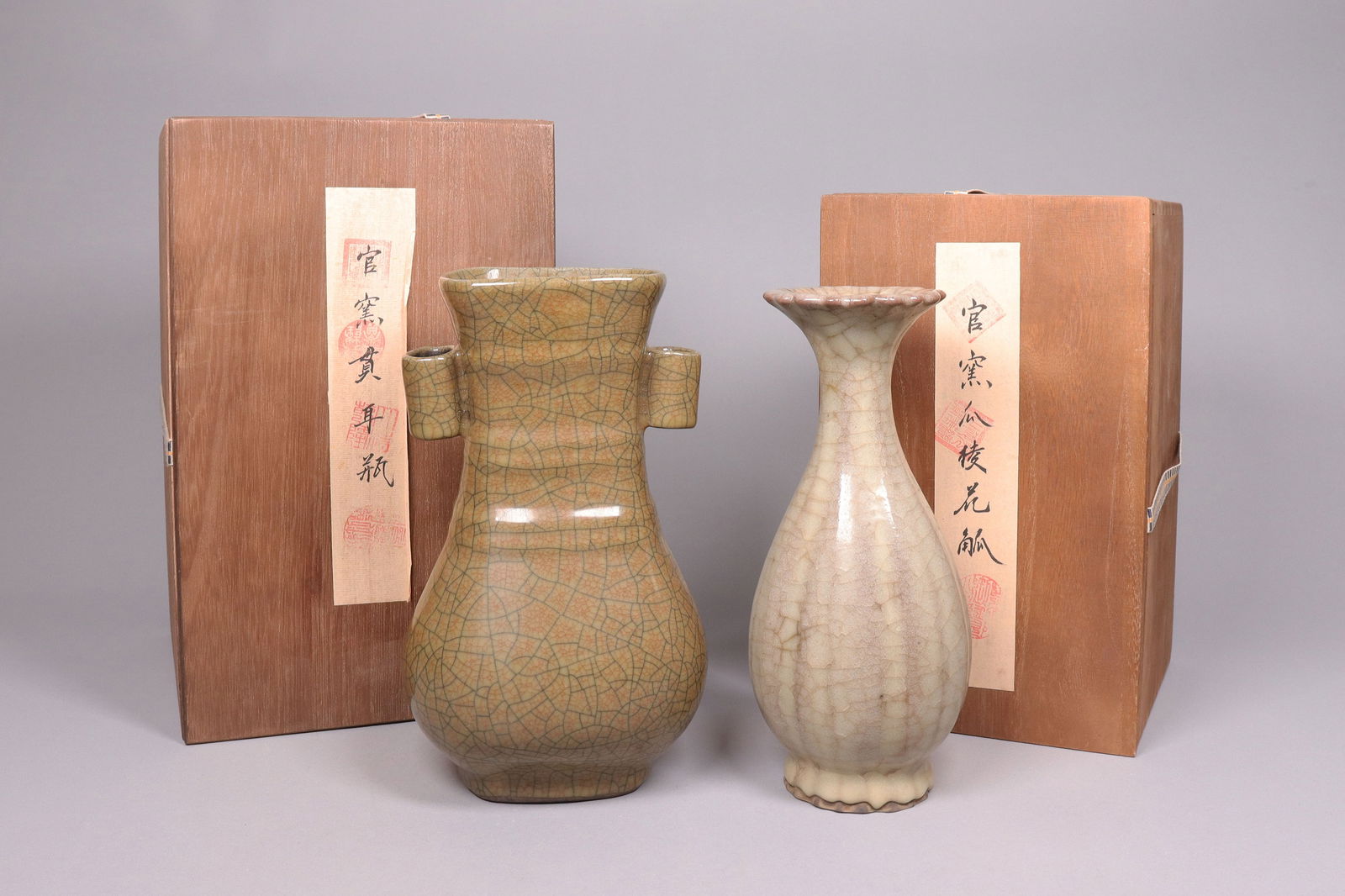 Lots Chinese crackled vase with box: Lots Chinese fine crackled vase with wooden box. Largest H: 9.6" x W: 5.6."