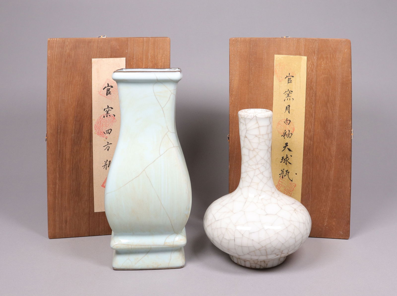 Lots Chinese crackled vase with box: Lots Chinese crackled vase with wooden box. H: 9.35" x w: 3.9."