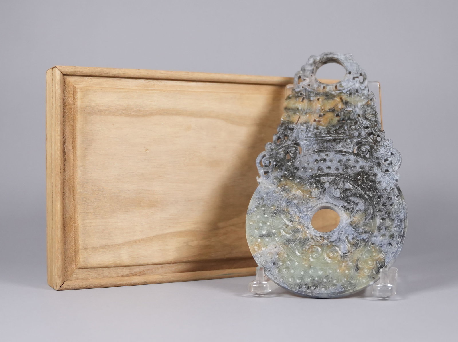 Chinese fine carved disc: Chinese fine carved disc with box.
