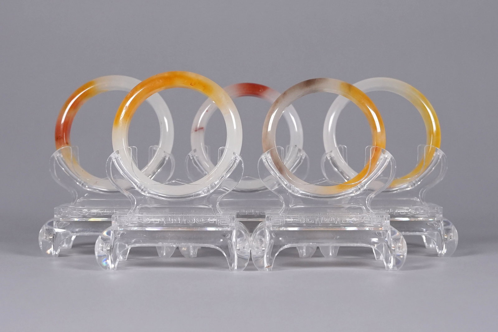 Lots Chinese fine bangles: Lots Chinese fine bangles.