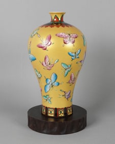 Chinese fine gilted vase