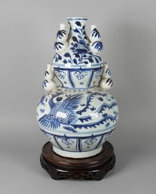 Chinese unsual b/w vase