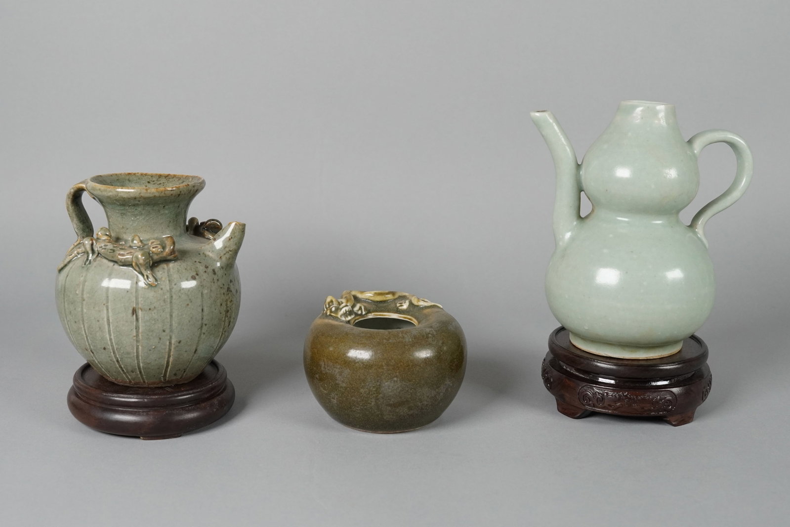 Lots Chinese ceramics: Lots Chinese ceramics, largest H: 6" x W: 5."