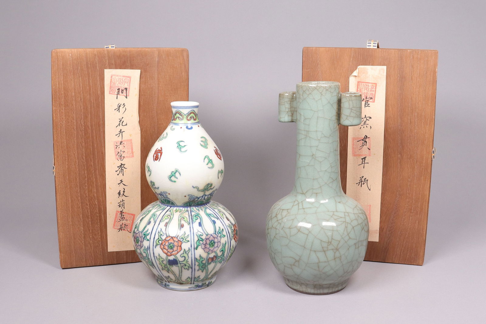 Lots Chinese fine vase with box: Lots Chinese fine vase with wooden box. H: 9.73" x W: 4.26."