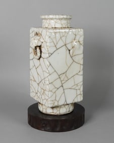 Chinese fine crackled vase