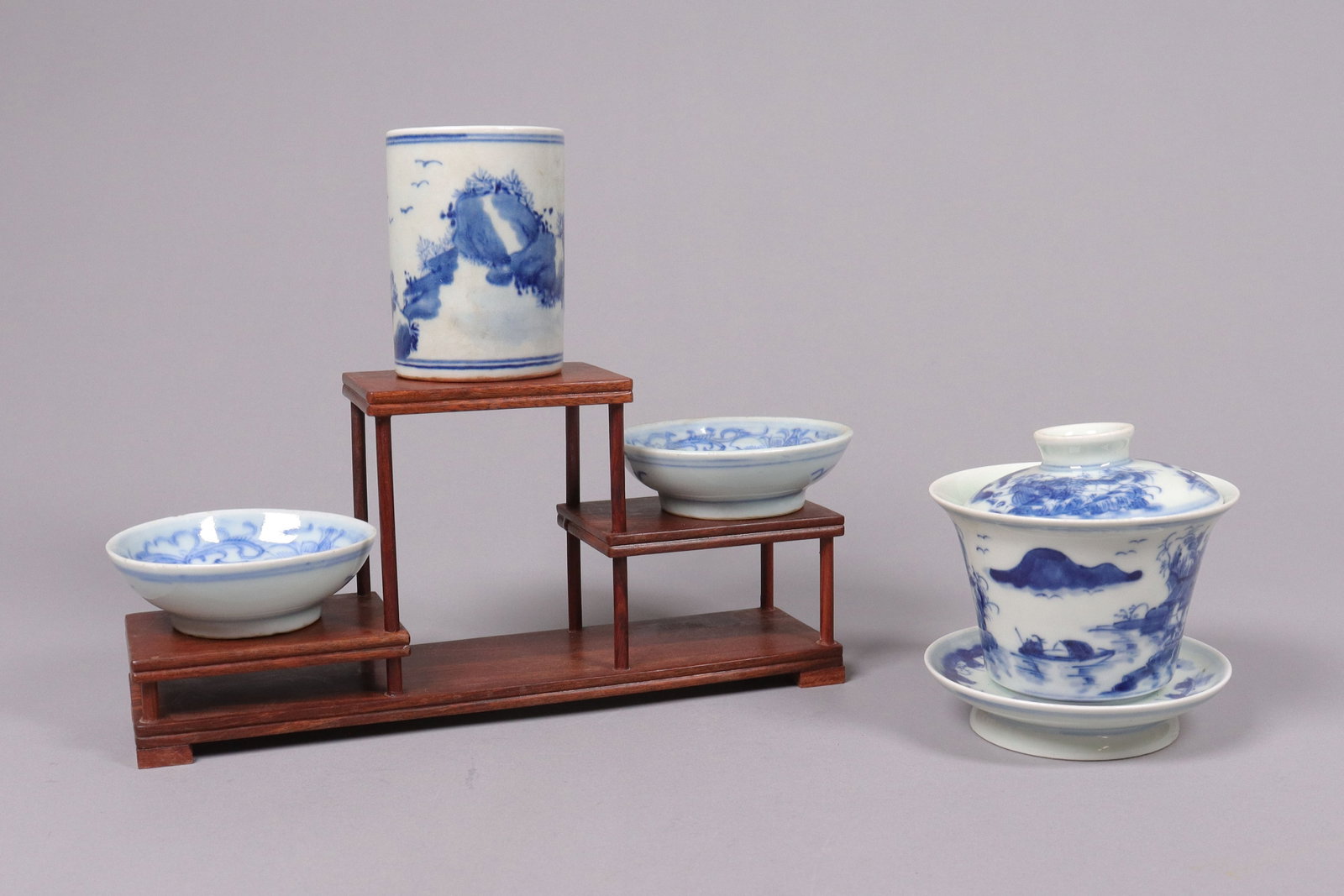 Lots Chinese b/w porcelains: Lots Chinese blue and white porcelains.