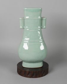 Chinese fine handled vase