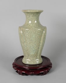 Chinese fine crackled vase
