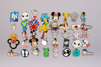 Lots vintage Disney pins