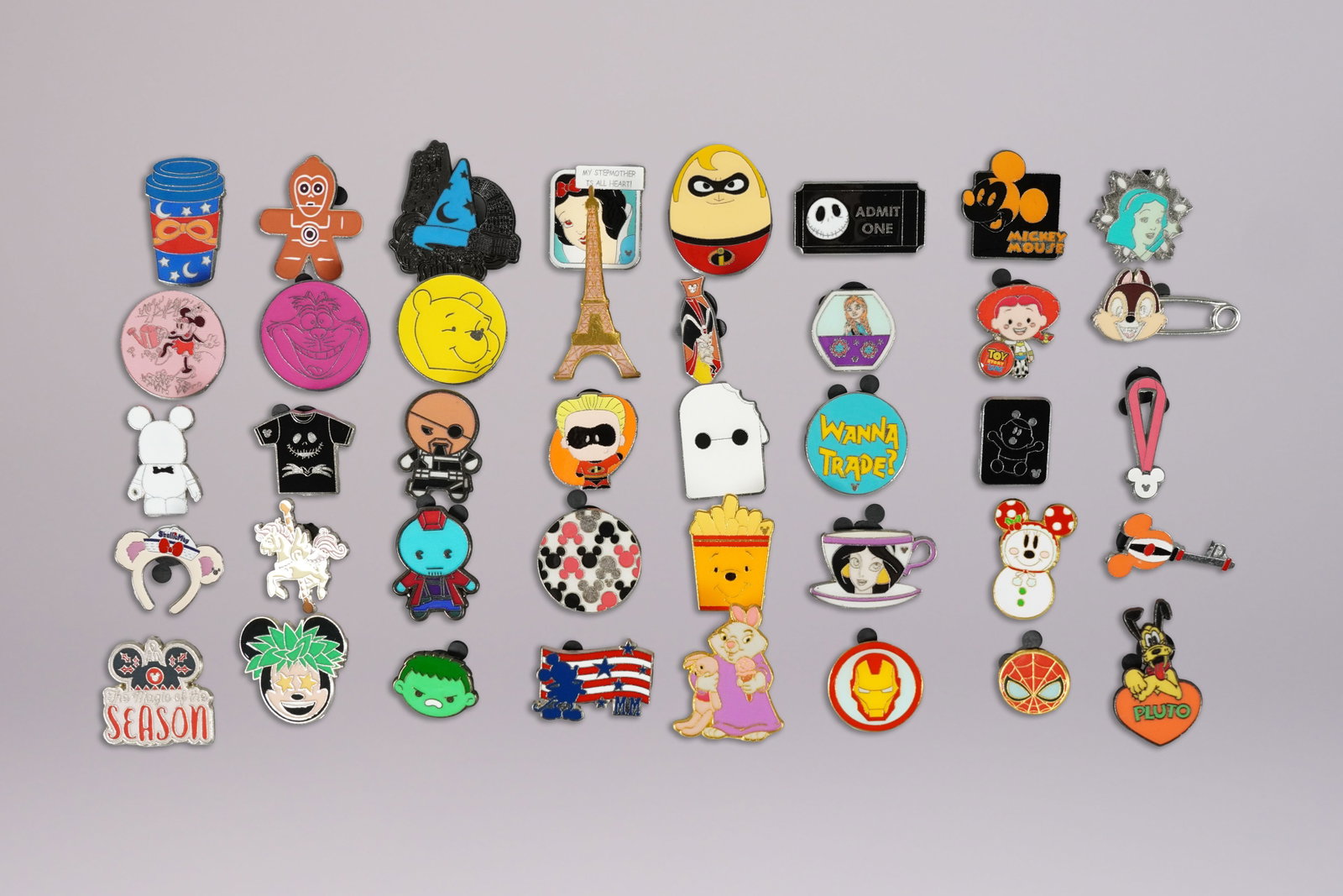 Lots vintage Disney pins: Lots vintage Disney pins.