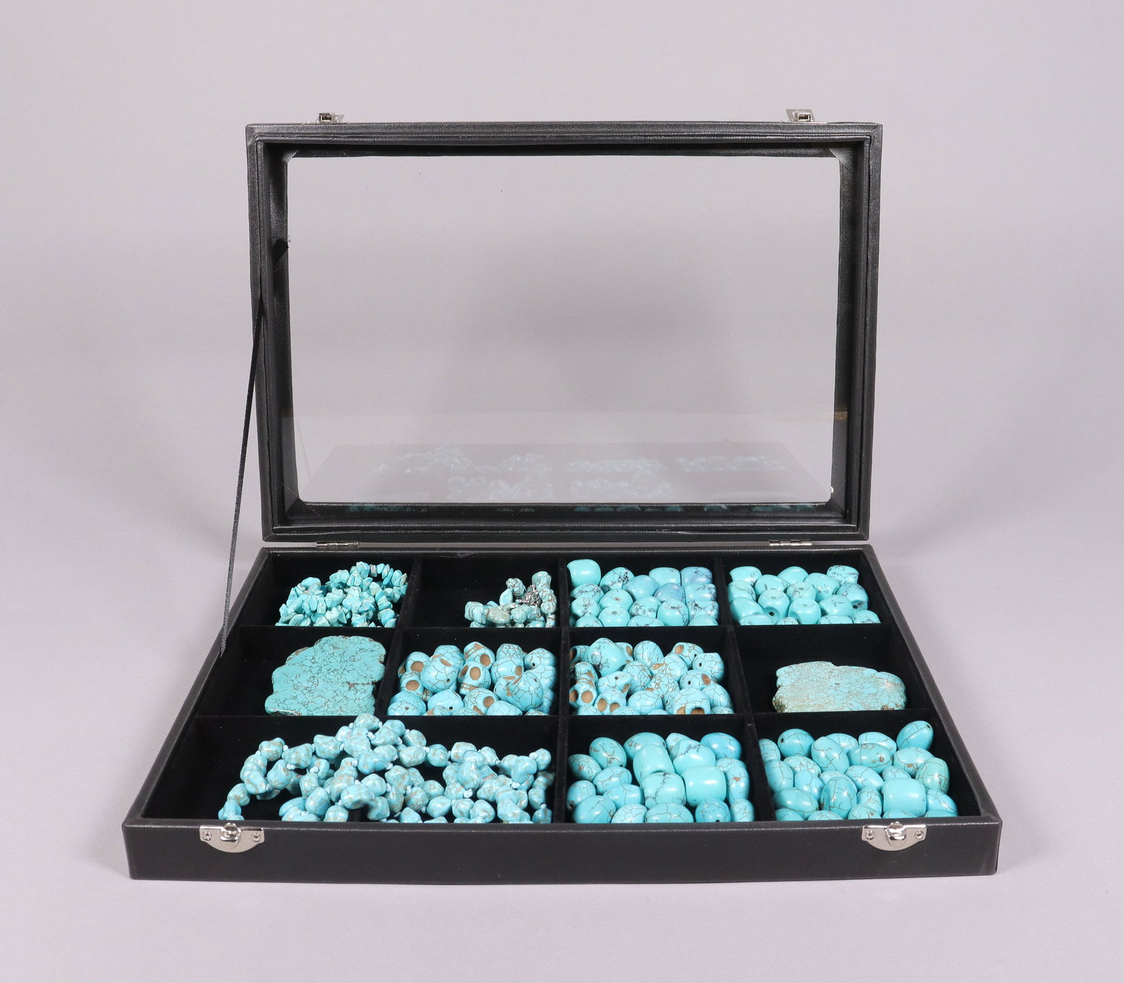 Lots turuqoise in box: Lots turquoise in box.