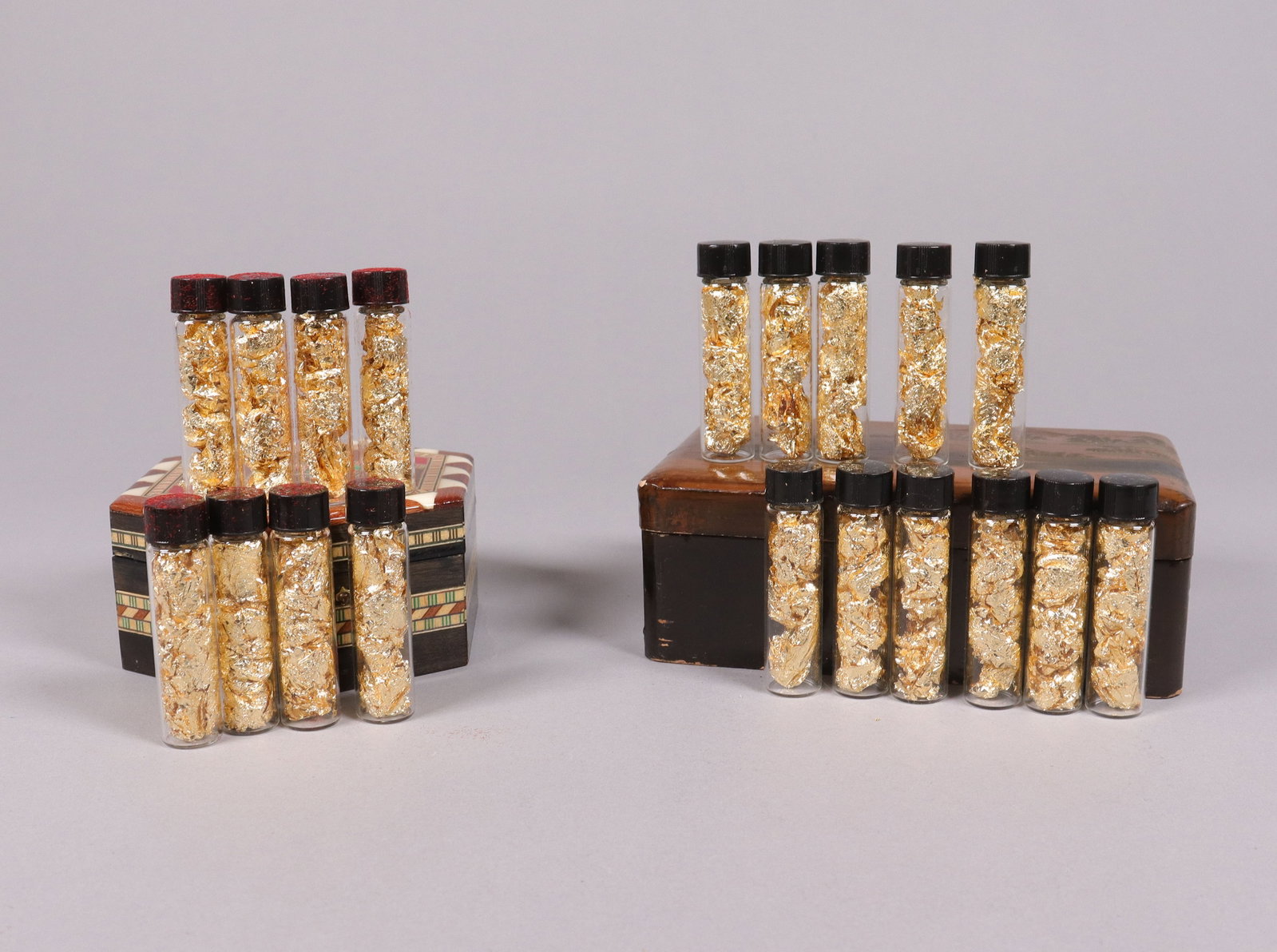 Lots gold flakes in box: Lots gold flakes in box, ungraded or authenticated. No sure the type of gold flakes, did not test. All sales are final, no return.