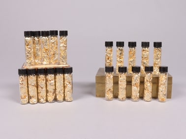 Lots gold flakes in box
