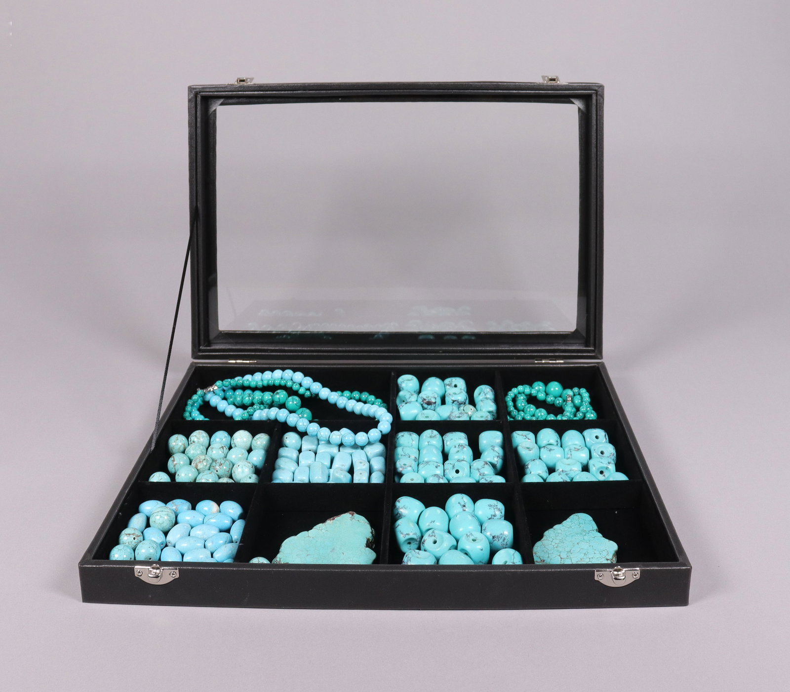 Lots turuqoise in box: Lots turquoise in box.