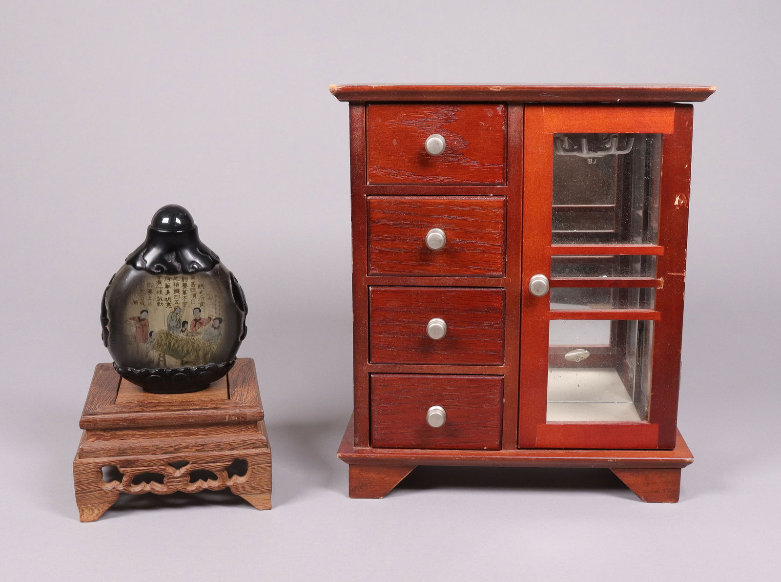 A Chinese snuff bottle: A Chinese snuff bottle.