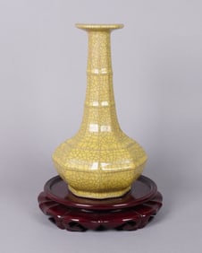 Chinese yellow fine vase