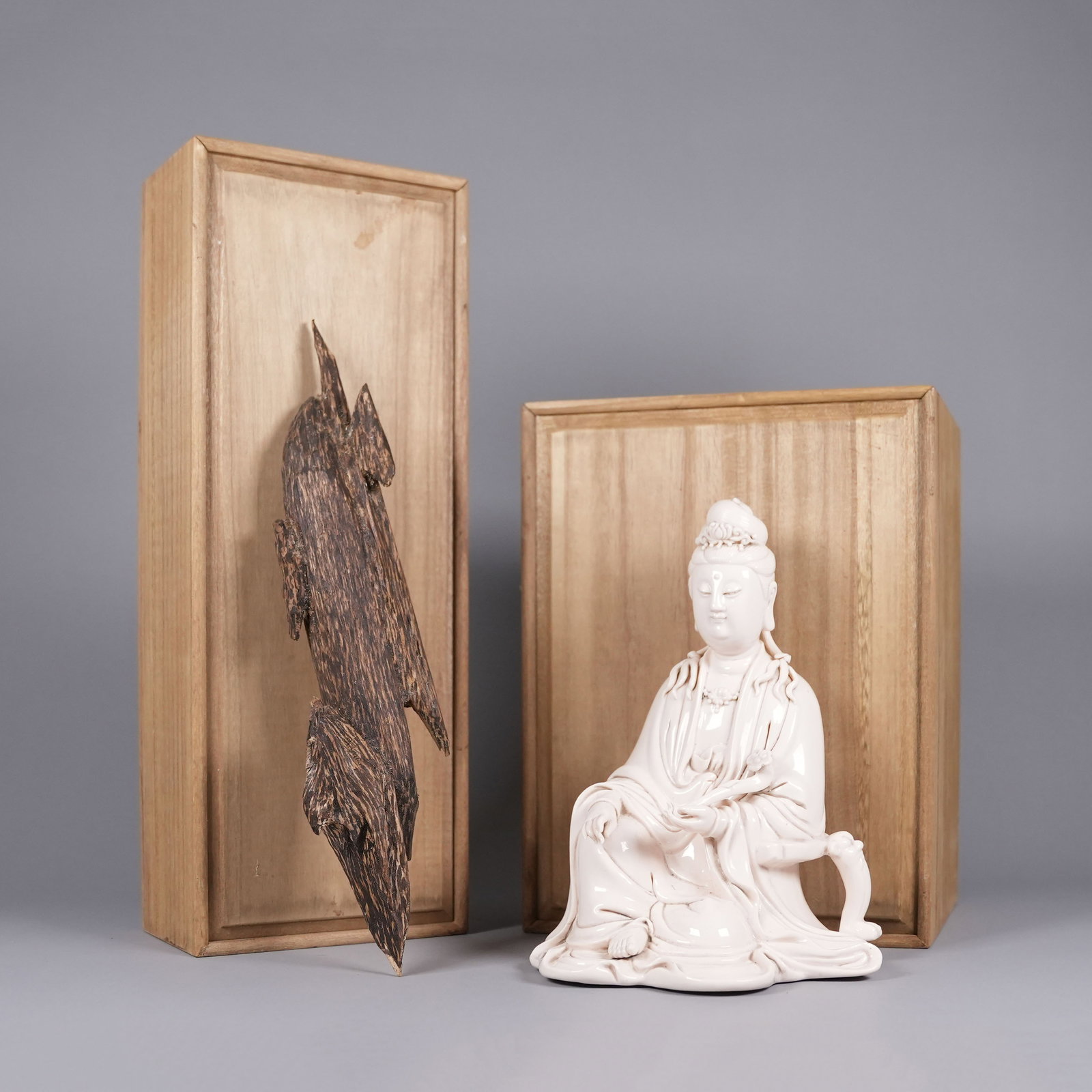 Lots Chinese fine items with box: Lots Chinese fine items with wooden box.