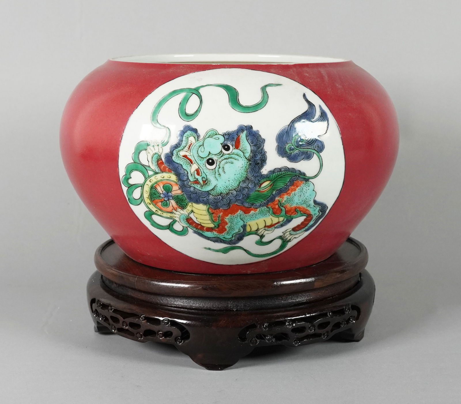 Chinese fine round jar: Chinese fine round jar. H: 6.1" x W: 10."