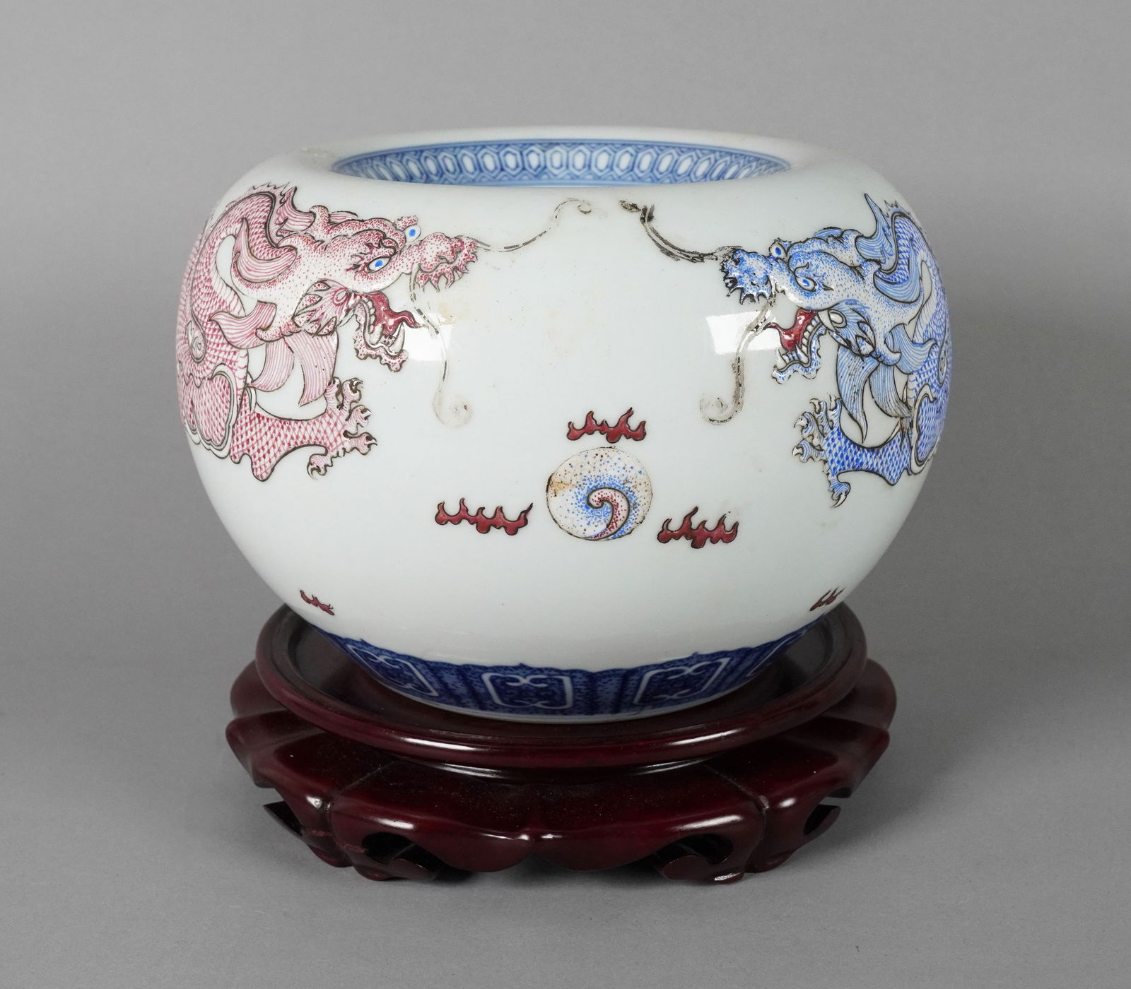 Chinese fine dragon jar: Chinese fine dragon jar. H: 5.5" x W: 7.5."