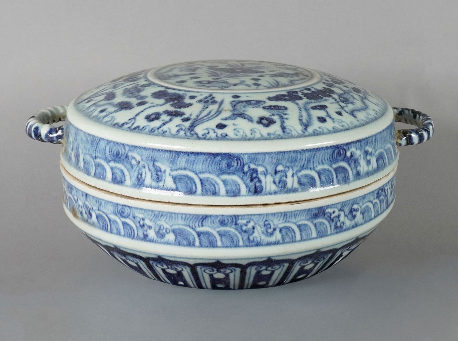 Chinese fine flask vase: Chinese fine flask vase. H: 5" x W: 12.5."