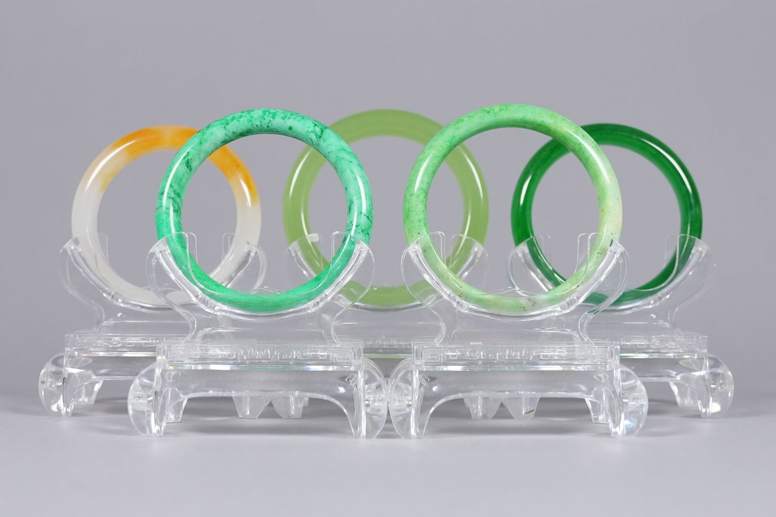Lots Chinese fine bangles: Lots Chinese fine bangles.