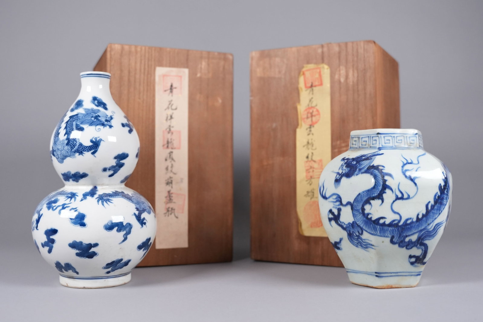 Lots Chinese b/w fine vase with box: Lots Chinese blue and white fine vase with wooden box. Largest H: 9" x W: 5.5."