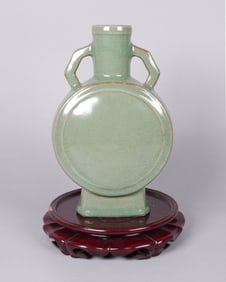 Chinese fine flask vase