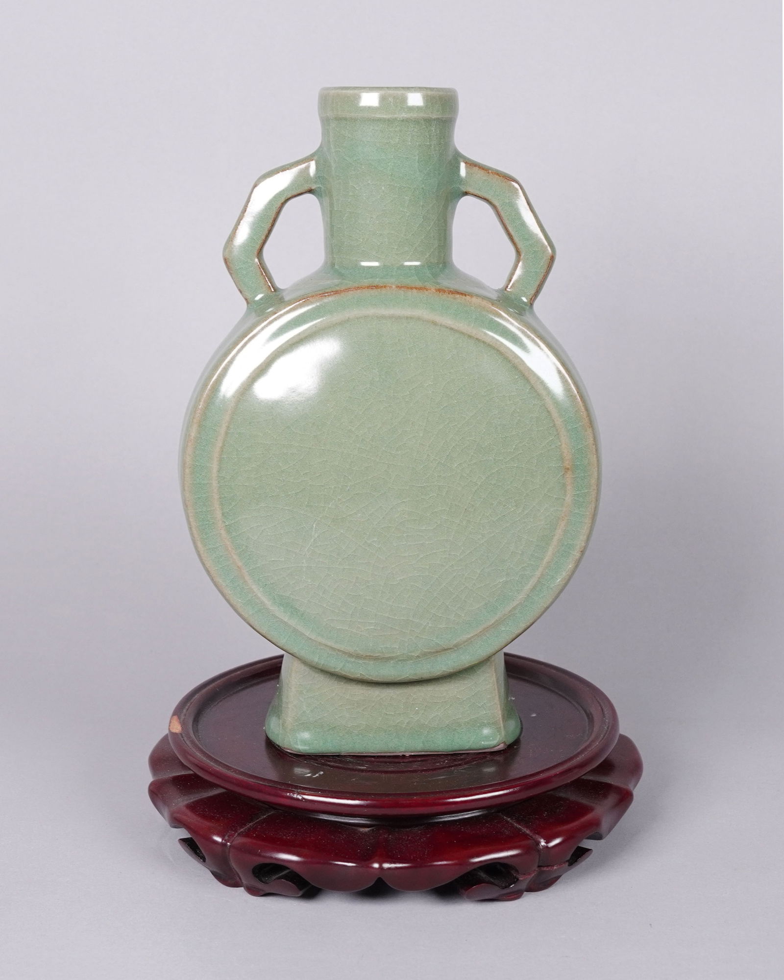 Chinese fine flask vase: Chinese fine flask vase. H: 9" x W: 5.5."