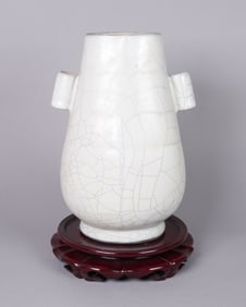 Chinese fine handled vase