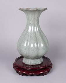 Chinese fine crackled vase