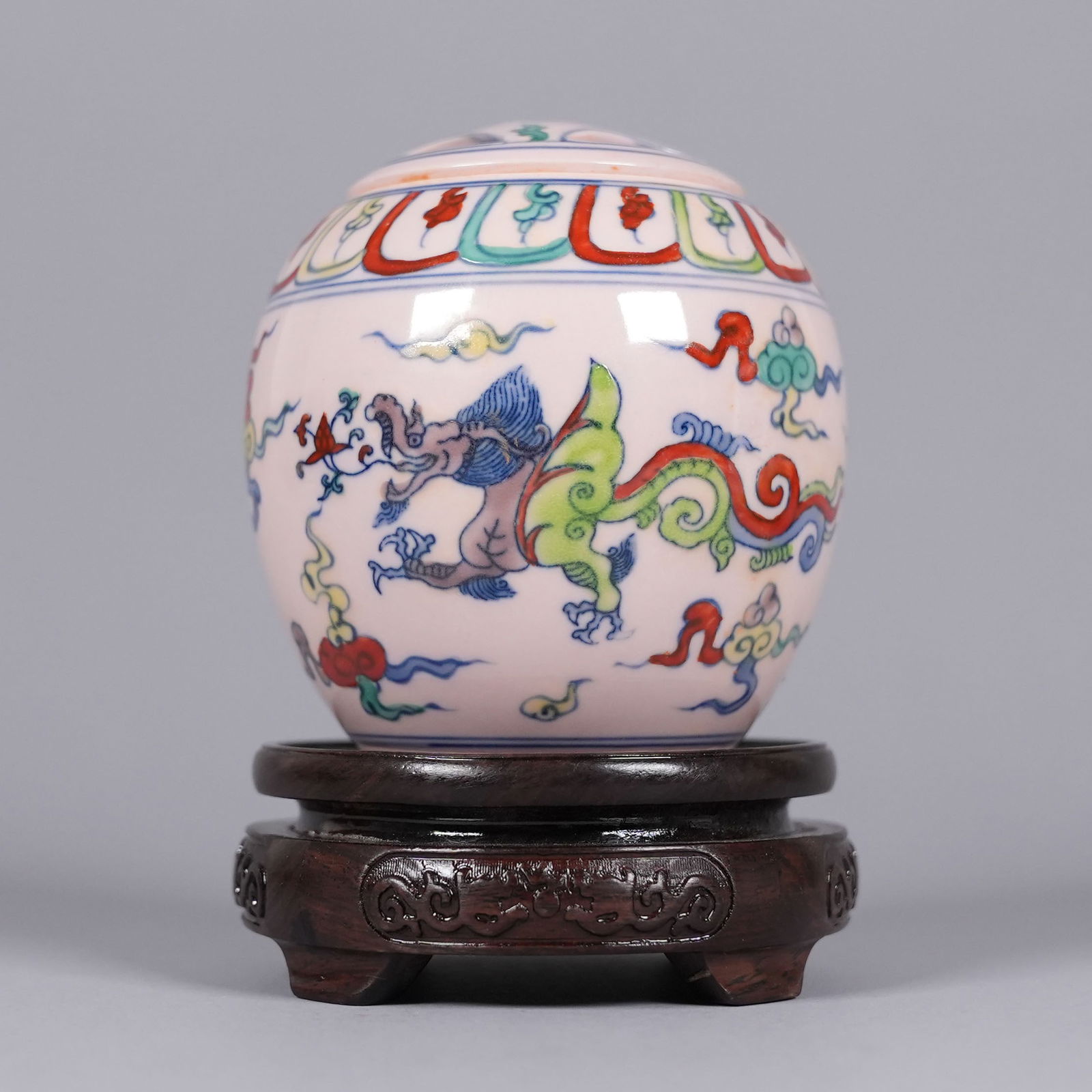 Chinese fine lidded fancy jar: Chinese fine fancy lidded jar. H: 3.9" x W: 3.7."