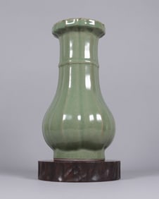 Chinese fine green vase