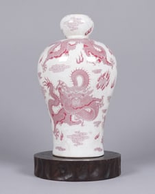 Chinese red dragon vase