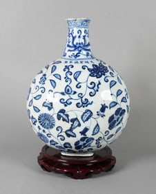 Chinese fine b/w floral vase