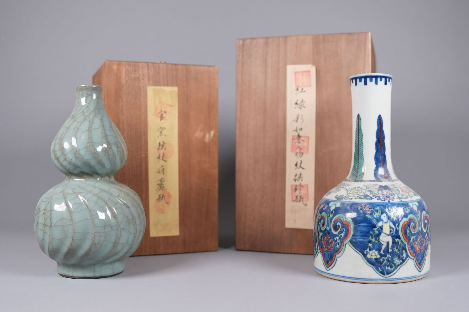 Lots Chinese fine vase with wooden box: Lots Chinese fine vase with wooden box. Largest H: 9.6" x W: 6."