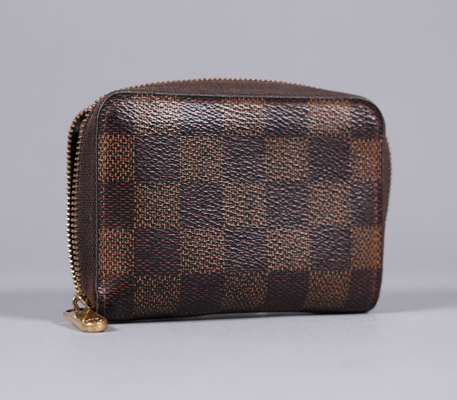 Louis Vuitton zipper wallet: Louis Vuitton zipper wallet, zipper broken, condition selling it as is. No return.