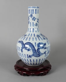 Chinese fine b/w dragon vase