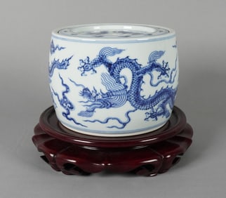Chinese b/w dragon jar