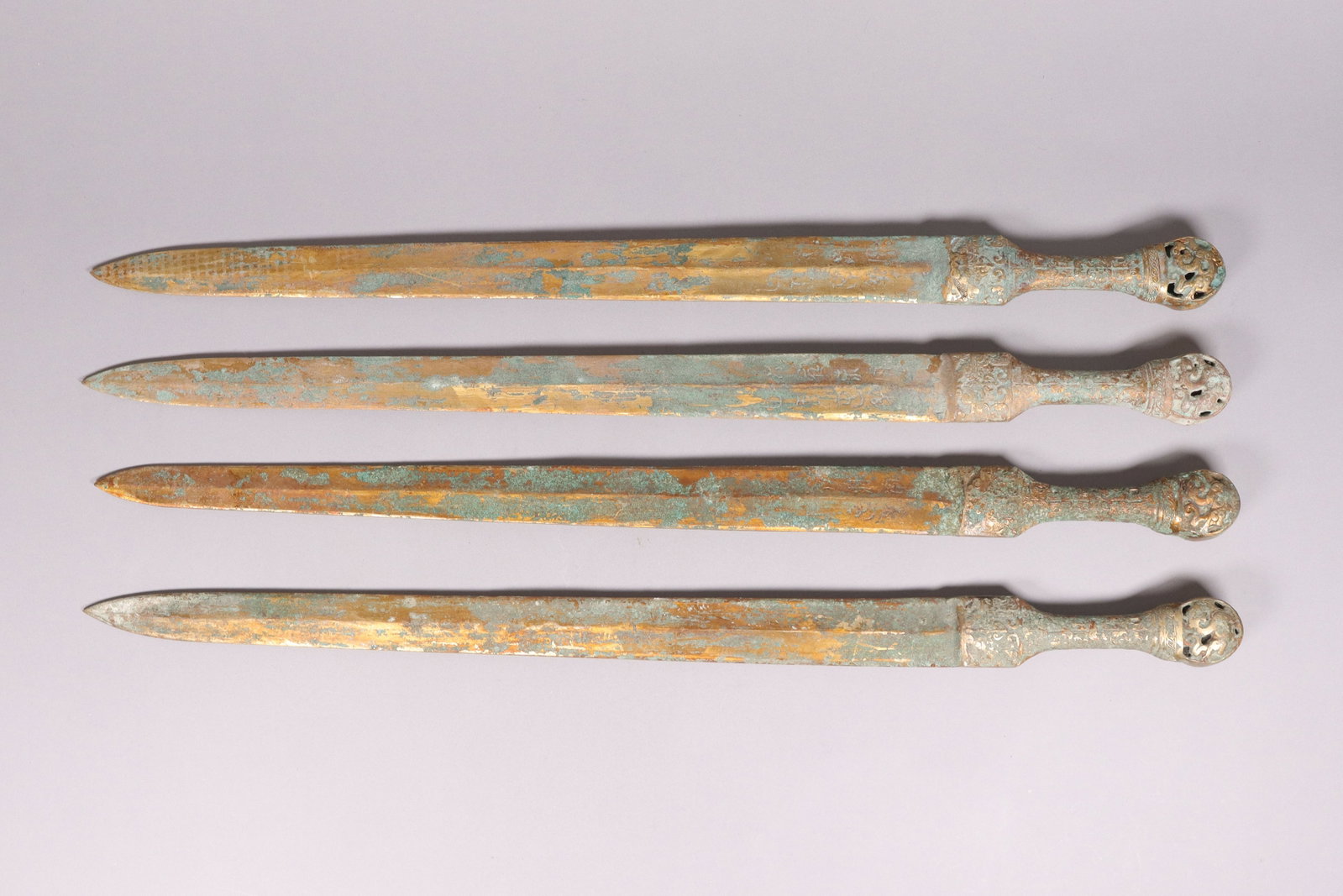 Lots Chinese bronze swords: Lots Chinese fine bronze swords. Longest L: 26.5" x H: 1.5."