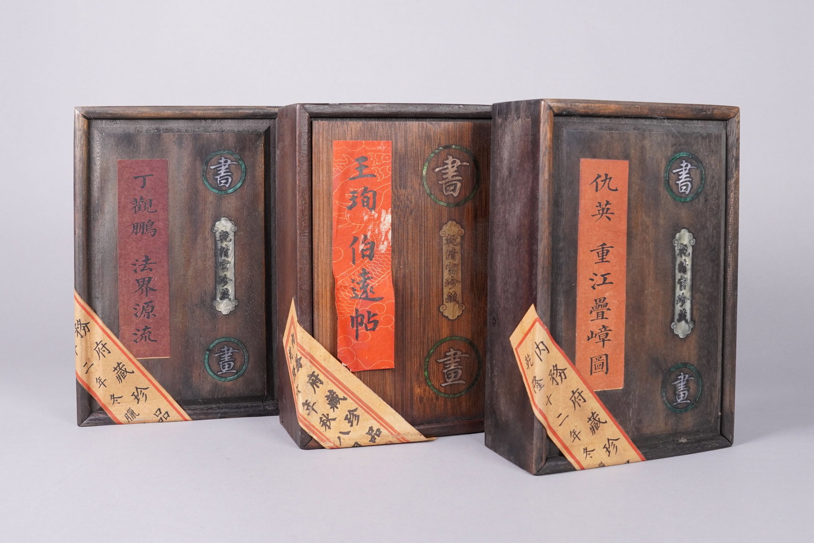 Lots Chinese albums in wooden box: Lots Chinese art albums in wooden box.