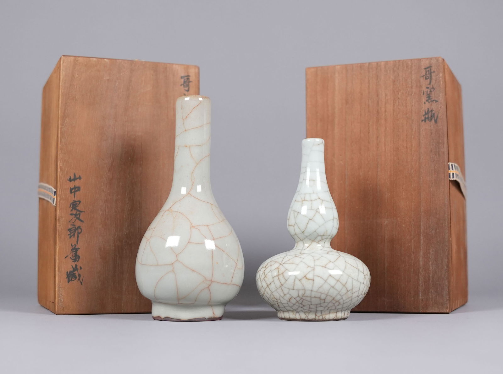 Lots Chinese fine vase in wooden box: Lots Chinese fine vase in wooden box. H: 6.6" x W: 3.1."