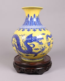 Chinese fine yellow dragon vase