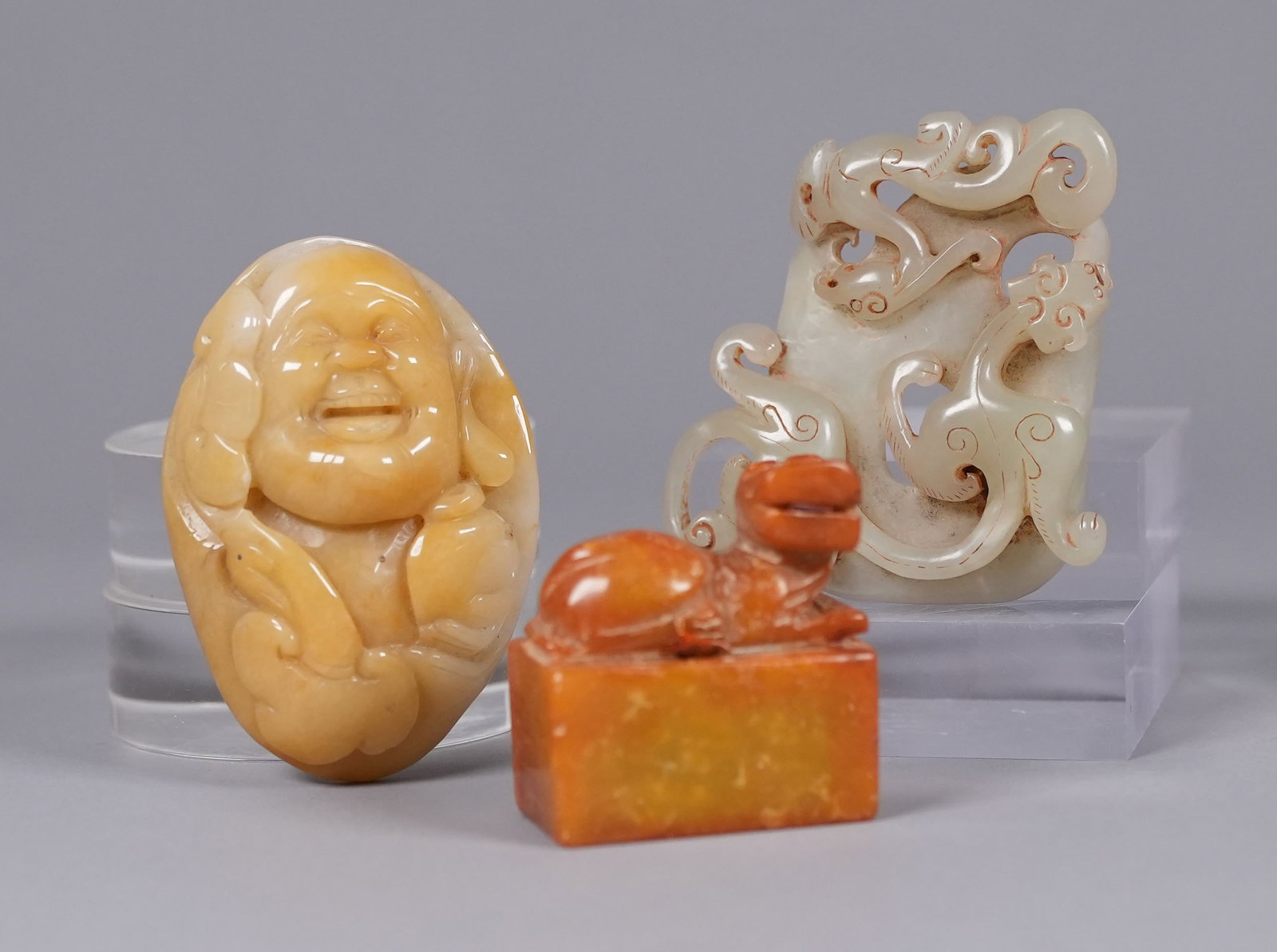 Lots Chinese carvings some are jade: Lots Chinese carvings, some are jade.