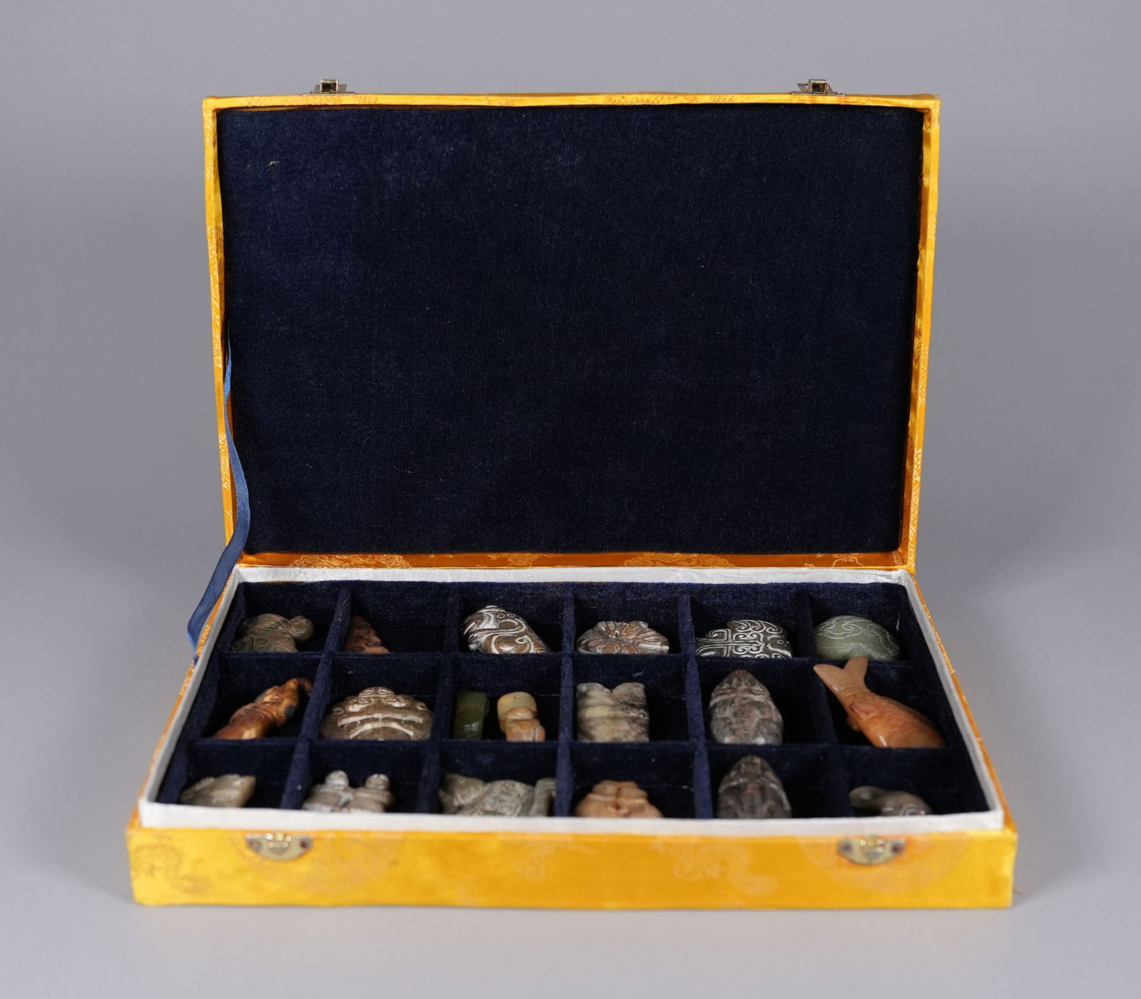Lots Chinese carvings: Lots Chinese carvings, some are jade and stones. From an estate.